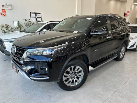 TOYOTA HILUX SW4 2.8 D-4D TURBO DIESEL SRX 7L 4X4 AUTOMÁTICO